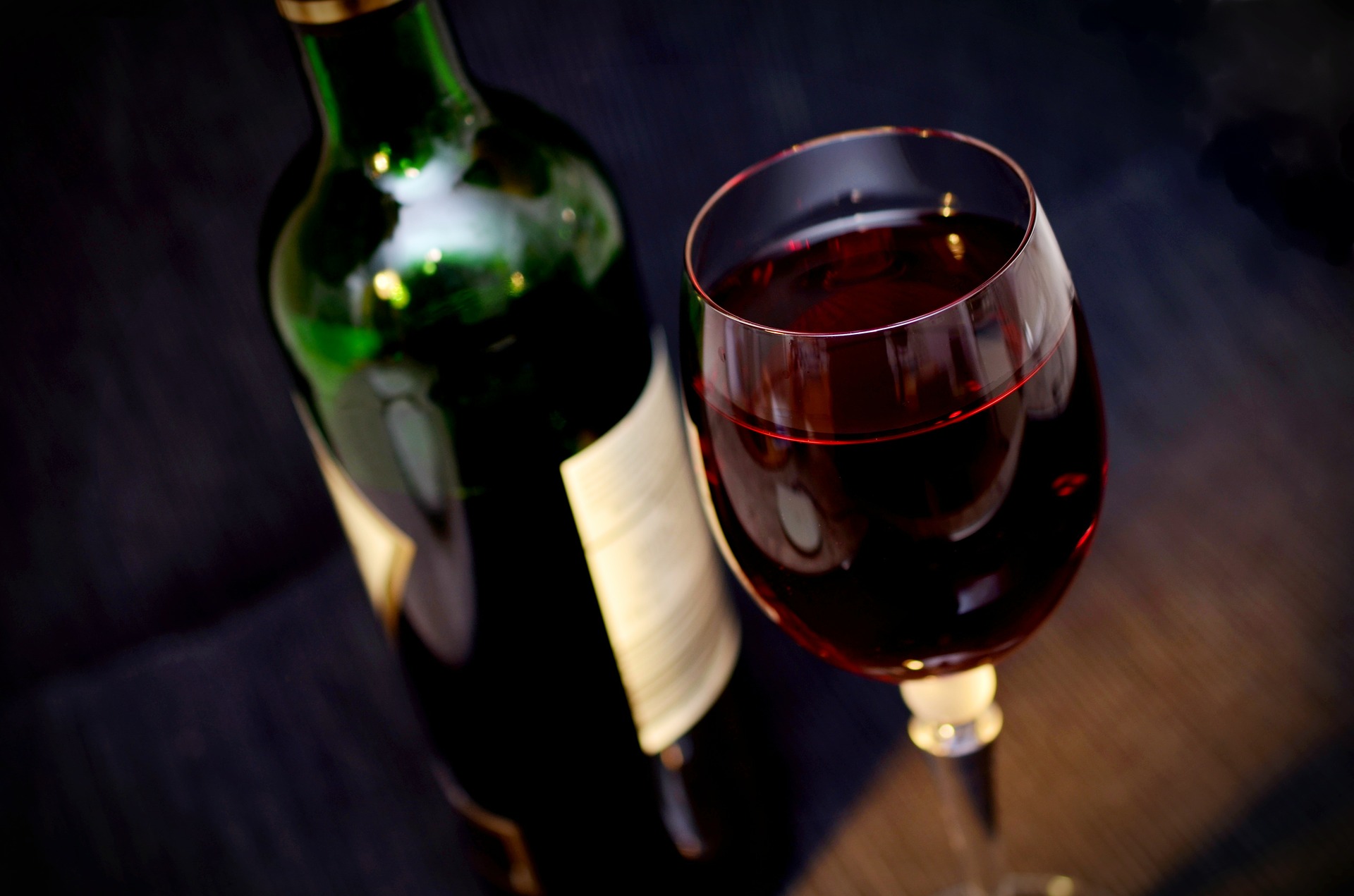 Un bicchiere di rosso e i guanti neri…